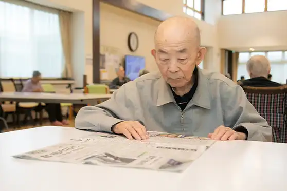 「新聞を読む」の写真